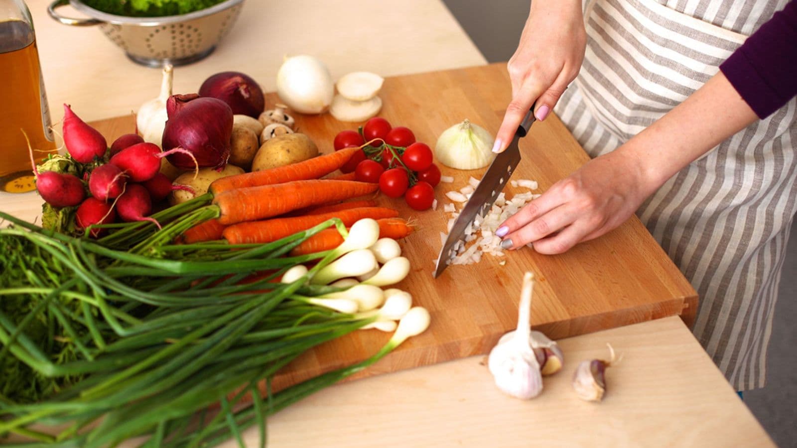 ¿Las tablas de cortar alimentos deben ser de plástico o de madera? SAIA lo explica en ‘20 minutos’