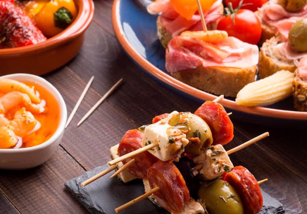 ¿Podemos contagiarnos si compartimos raciones o tapas en los bares?: SAIA lo cuenta en ‘ABC’