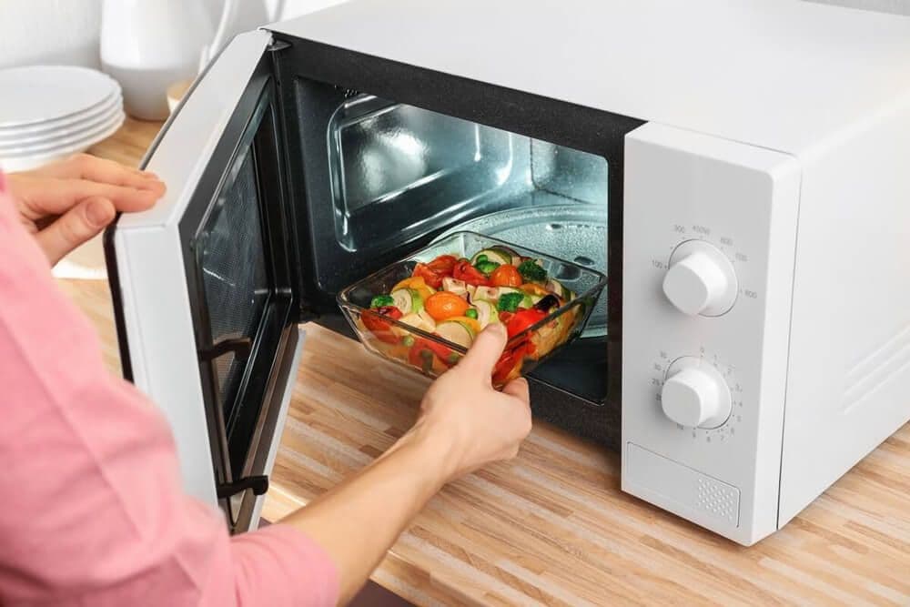 La comida en el microondas ¿pierde o no sus nutrientes?: SAIA lo explica en el ‘ABC’