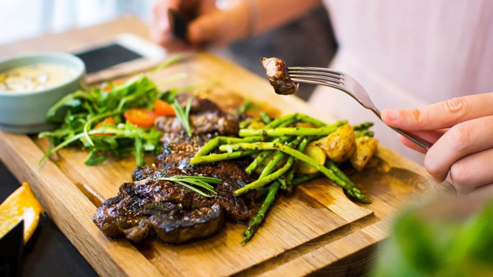 Hepatitis A en un restaurante: un caso raro pero potencialmente peligroso. SAIA lo explica en ‘La Vanguardia’
