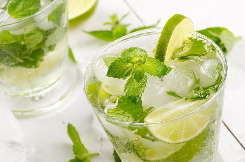 Los riesgos de comprar mojitos y cervezas en la calle o en la playa: SAIA lo cuenta en ‘La Vanguardia’
