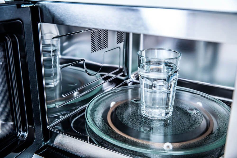 Por qué el agua a veces ‘erupciona’ en el microondas: SAIA lo cuenta en ‘La Vanguardia’