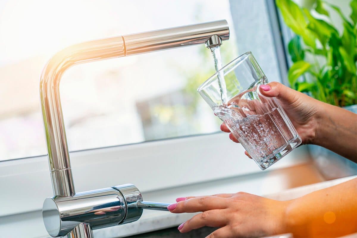 Por qué el agua embotellada tiene sabor y la del grifo no: SAIA lo cuenta en ‘ABC’