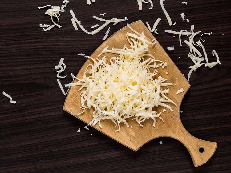 Queso rallado con moho, ¿puedo quitarlo y comerme el resto?