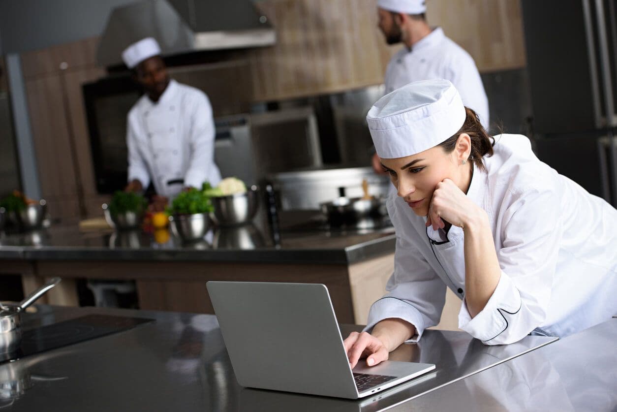 Formación en Manipulación de Alimentos: La Base de la Seguridad Alimentaria