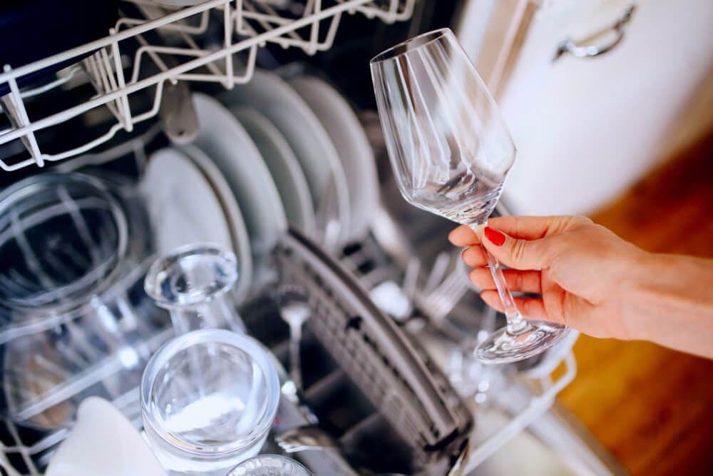 Utensilios de cocina que nunca deberías meter en el lavavajillas: SAIA lo cuenta en ‘La Vanguardia’