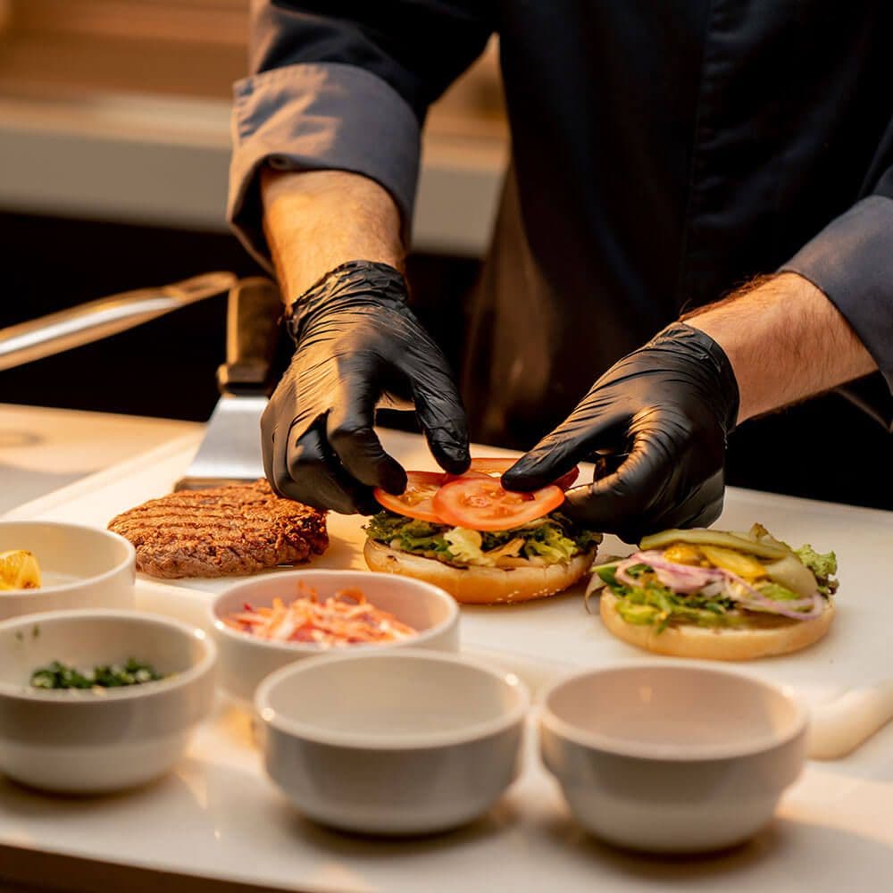 Tres recipientes de vidrio llenos de diferentes tipos de alimentos sobre una mesa.