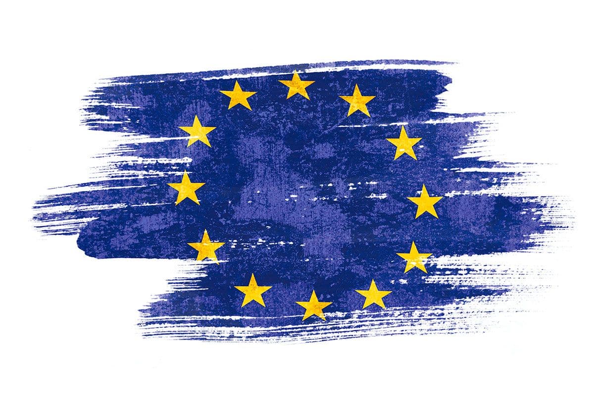 Una pincelada de la bandera de la Unión Europea sobre un fondo blanco.